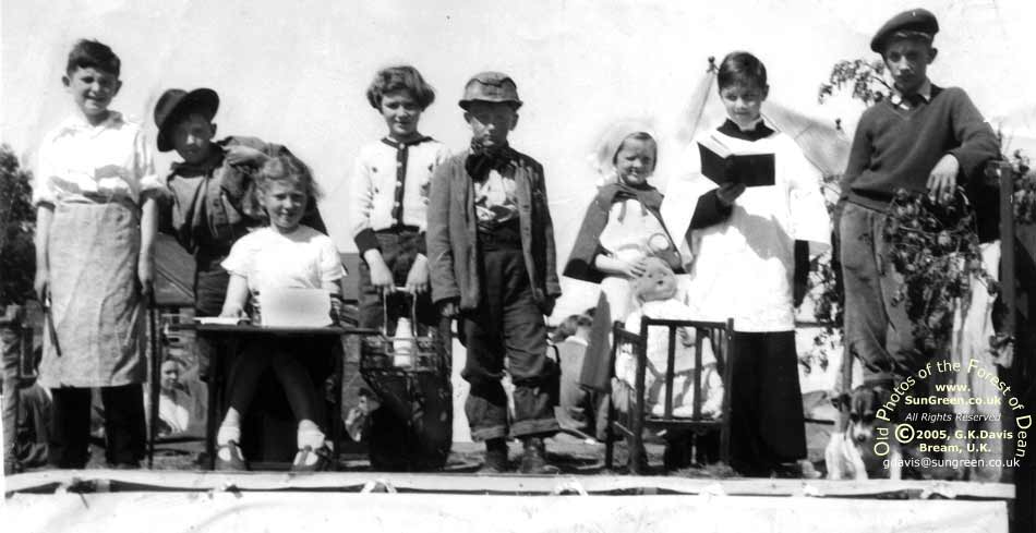 Hillside kids c 1950 (46k)