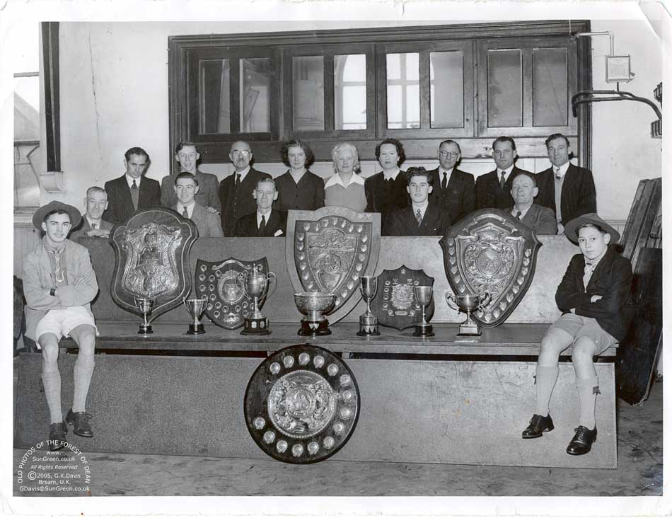Image: Bream trophy winners - 1951 - 1952 (89k)