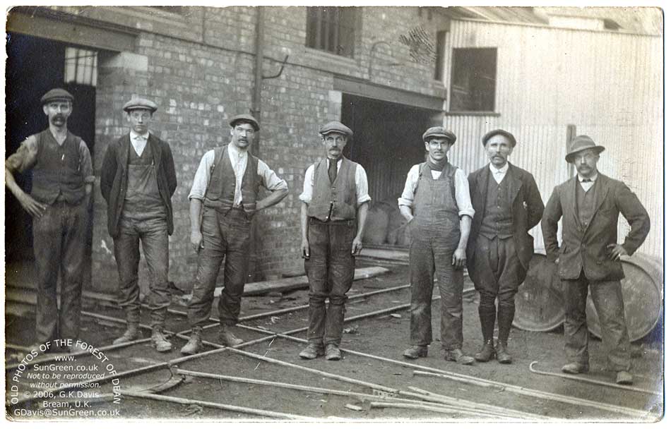 image: men at Park Gutter (Princess Royal) colliery (76k)