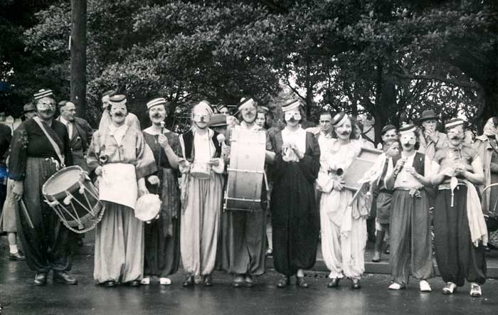 Image: Bream carnival c 1950 (54k)