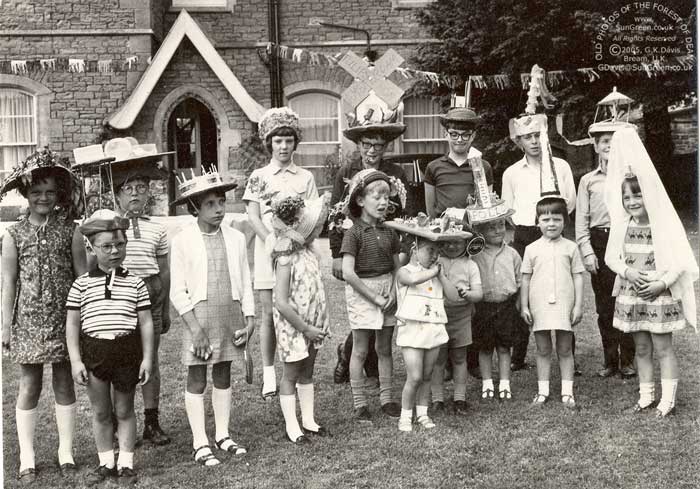 Image: Bream Vicarage Fete c 1970 (73k)