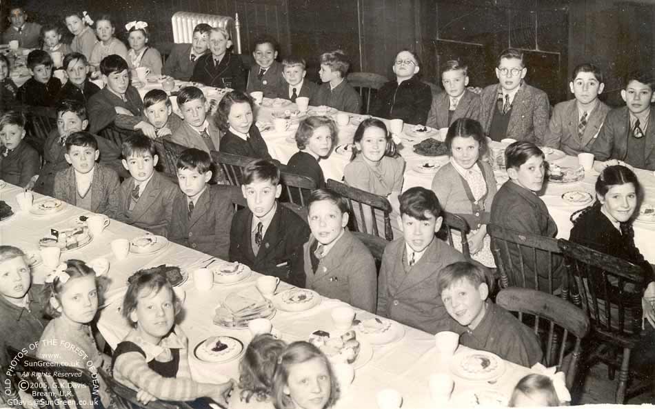 Image : Clements End Chapel Xmas Childrens Party 1951 to 1952 (71k)