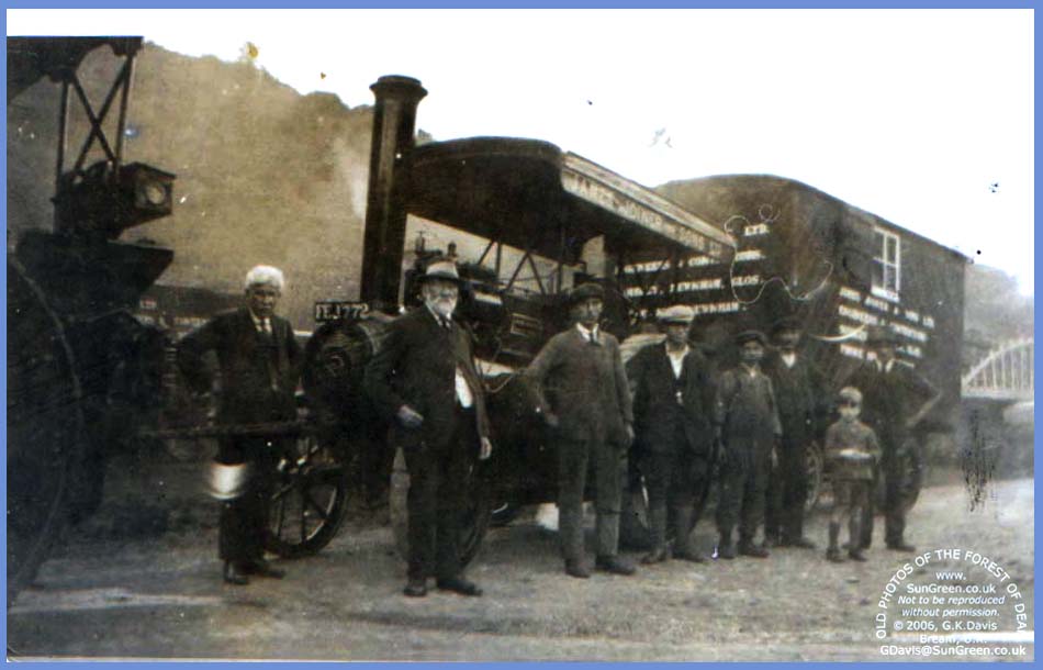 image: 1920's photo of Traction Engines at Blakeney en route to Stratford. (59k)