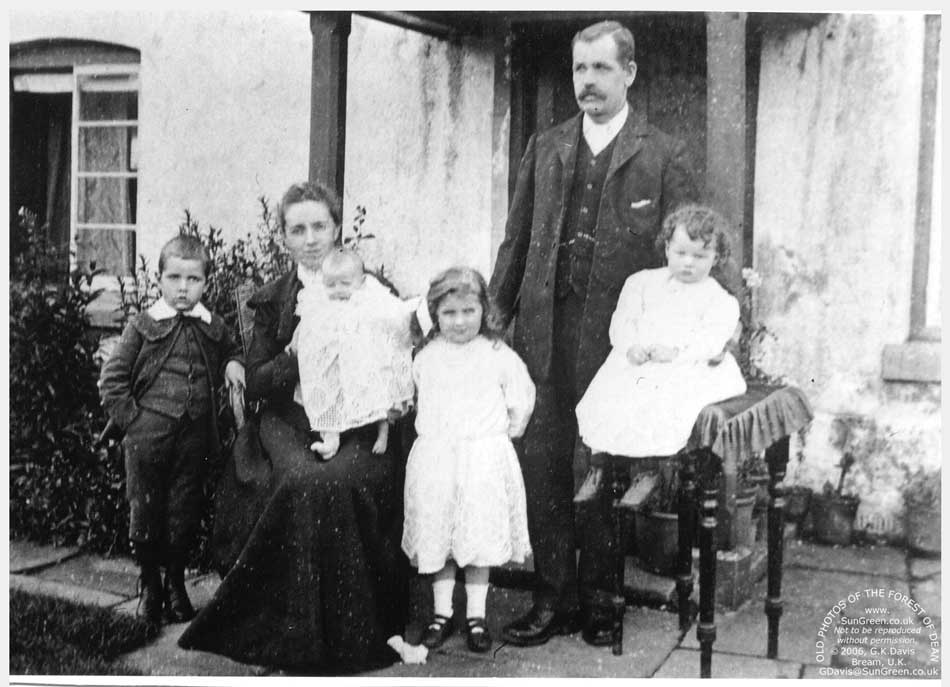 Image: The Watson family outside Perch Lodge 1904 (70k)