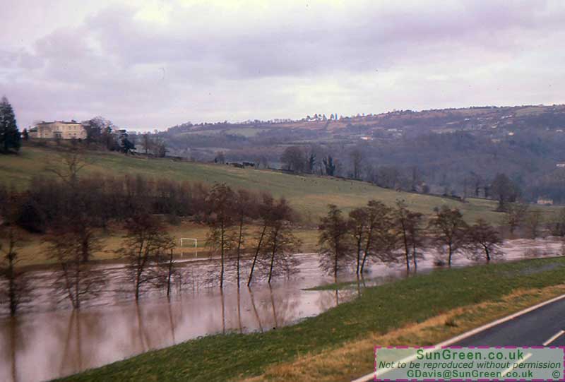 A photo of the river Wye in flood near Ltdbrook looking upstream