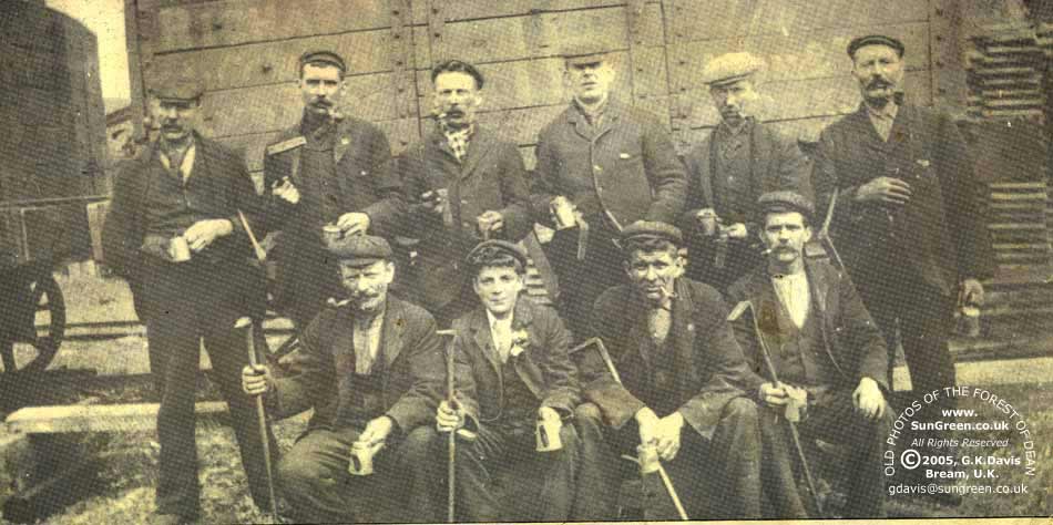 Image : Lydney Tinplate Workers c 1900 (59k)