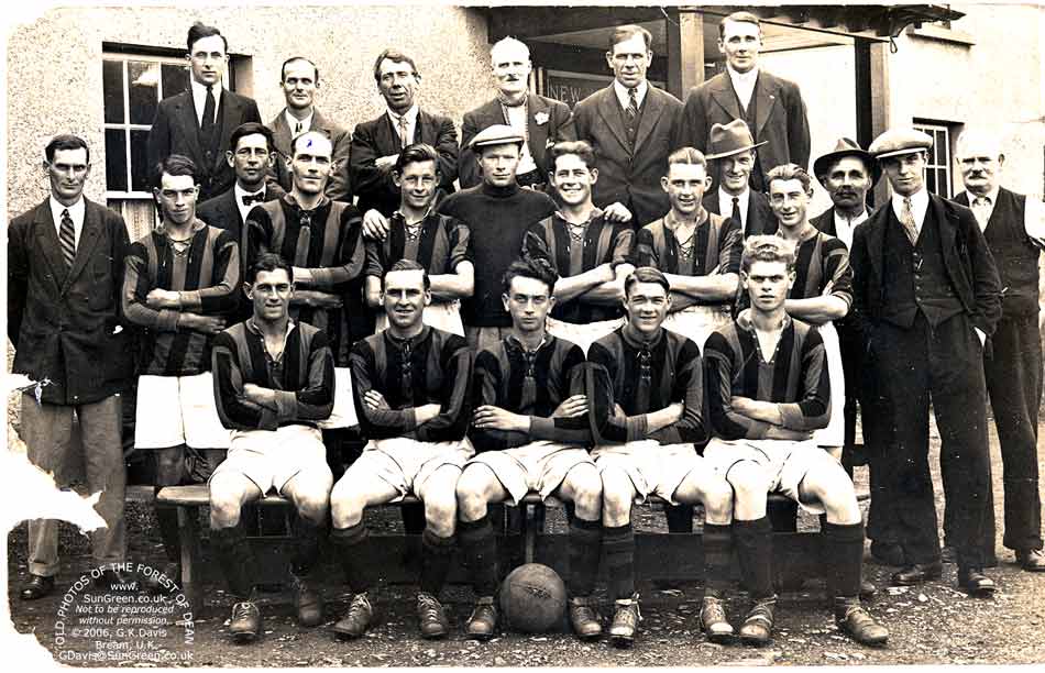 : Parkend A.F.C. 1920s outside the New Inn (76k)