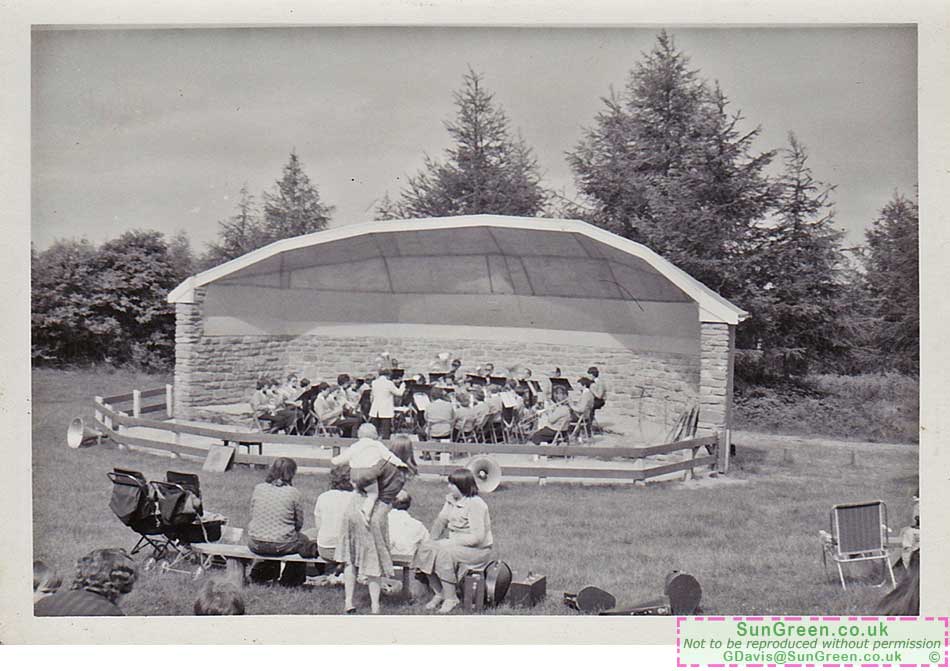 nother photo of the Sling Bandstand