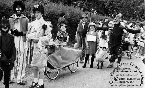 Bream Flower Show Carnival Procession c.1965 (40k)