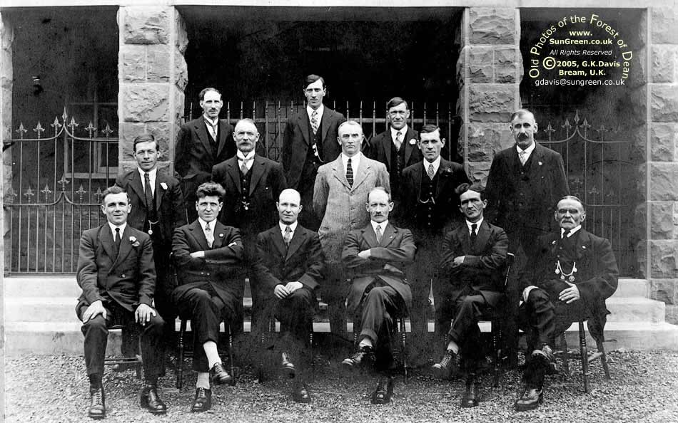 Bream Miners Hall Committee 1926 (89k)