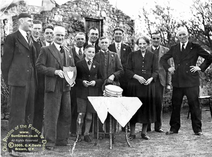 The Miners Arms pub Bream in 1948 (53k)