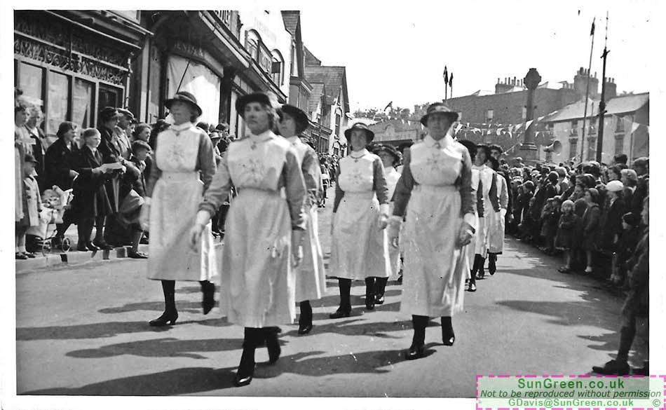 An old photo from around 1950 of a parade trough Coleford.